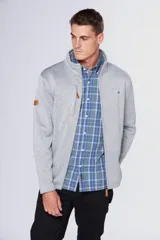 Campera deportiva de tejido tipo polar en color gris jaspeado, con cuello alto, cierre frontal completo, bolsillos laterales y bolsillo en el pecho con cierre. Presenta detalles en cuero sintético y logo bordado en el pecho.