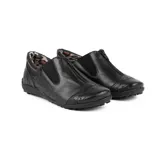 Zapato deportivo de cuero color beige, con perforaciones decorativas, elásticos laterales y cierre frontal con cremallera. Suela de goma texturizada.