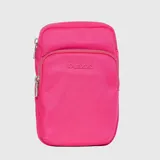 Phone bag de diseño compacto y minimalista, color amarillo vibrante, con cierre metálico frontal y correa ajustable. Presenta el logo de la marca grabado en el frente.