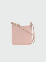 Cartera tipo crossbody de la línea Le Foulonné de Longchamp, confeccionada en cuero con textura granulada. Presenta un diseño rectangular compacto, cierre superior con solapa y correa larga ajustable para llevar al hombro o cruzada.