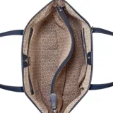 Cartera tipo tote bag Guess modelo Keira Denim, color azul con acabado de mezclilla. Cuenta con asas dobles de cuero sintético azul oscuro, logo "GUESS" bordado en relieve al frente y un llavero colgante con dijes de cerezas y forma triangular metálica.