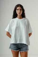 Camiseta de algodón orgánico con calce amplio y caída fluida, de cuello redondo y manga corta.