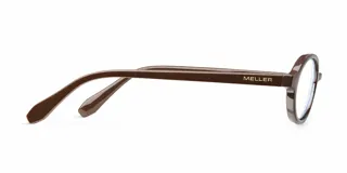 Lentes de lectura con montura ovalada de color marrón oscuro, fabricada en material bio-based y patillas de propionato de celulosa. Presentan un diseño clásico y minimalista con acabado pulido.