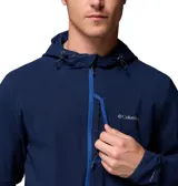 Campera softshell Columbia en color azul marino, con capucha ajustable, cierre frontal completo y bolsillo en el pecho con cierre en tono azul más claro. Cuenta con logo de la marca estampado en el pecho y bolsillos laterales.