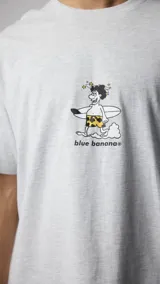 Camiseta gris de manga corta con cuello redondo y estampado de un surfista y el logo de Blue Banana.