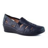 Zapato casual Korium Confort Rhonda color azul marino con recortes laterales y capellada calada.