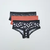 Pack de tres culottes de microfibra con cintura de encaje. Uno color ladrillo liso, uno negro con lunares blancos y uno negro con estampado abstracto blanco.