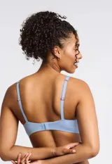 Soutien de lycra celeste con aro y copa preformada, de la marca Montelle. Breteles fijos con largo regulable.