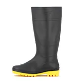Bota de lluvia de caña alta, color negro con suela de goma amarilla. Presenta el logo de la marca estampado en el lateral superior.