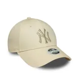 Gorra de béisbol color crema con logo de los New York Yankees bordado en dorado.