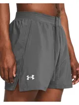 Short deportivo Under Armour Launch de 5 pulgadas para hombre, color gris con logo reflectivo. Liviano, elástico y con forro interior. Ideal para running.