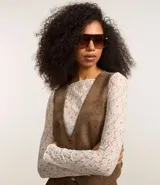 Blusa de manga larga confeccionada en encaje floral texturizado, con forro y bajo asimétrico.