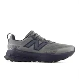 Championes de trail running New Balance modelo Garoé V2, color gris con detalles en azul marino y suela con tecnología Fresh Foam X.