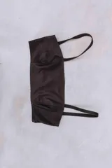 Top corto estilo corset o bandeau, color dorado metálico, con tirantes anchos ajustables.