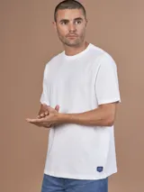 Remera blanca de algodón pesado de 260 gramos, suave, resistente y cómoda.