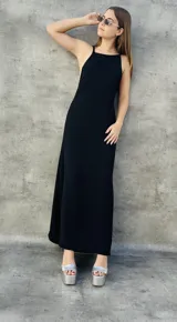 Vestido largo negro con textura plumetie, espalda descubierta y tirantes finos.