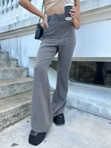 Pantalón de vestir gris, de tela sastrera, corte acampanado y tiro alto.