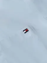 Camisa celeste de popelina de algodón BCI, corte clásico, manga larga con puños abotonados y bolsillo en el pecho con logo bordado de Tommy Hilfiger.