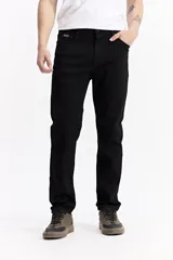 Jean de corte slim, con tiro medio, cierre frontal con botón y bolsillos laterales y traseros.