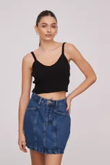 Top negro de bretel fino, al cuerpo y cuello en v, tejido de viscosa.