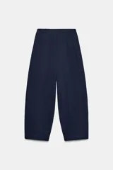 Pantalón balloon de algodón color crudo, con tiro medio, cintura elástica ajustable con cordón y bolsillos laterales.
