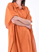 Vestido camisero corto color verde menta, de manga mariposa y corte holgado, con cuello y cierre frontal de botones.