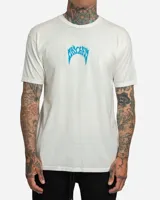 Remera blanca con estampado frontal azul del logotipo de Lost Mayhem, corte clásico y mangas cortas.