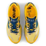Championes de running New Balance FuelCell SC Elite v6, color amarillo con detalles en azul y placa de fibra de carbono para mayor propulsión.