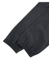 Pantalón cargo Under Armour Woven para hombre, color negro, de corte ajustado con bolsillos laterales y logo de la marca en la pierna izquierda.
