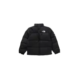 Campera puffer The North Face modelo Nuptse, color negro, con diseño acolchado, cuello alto y cierre frontal completo. Presenta los logos de The North Face y Supreme bordados en blanco en el pecho y la manga.