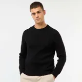 Sweater de punto con cuello redondo y diseño de mini trenzas verticales en toda la prenda. Presenta puños y ruedo acanalados.