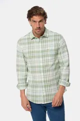 Camisa de manga larga a cuadros verdes y blancos, con bolsillo en el pecho, logo bordado y botones personalizados.