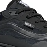 Championes Vans modelo MTE Crosspath, de diseño técnico y robusto en color negro. Presentan una suela de plataforma con relieve para mayor tracción, cuerpo de material sintético y textil, y detalles de la marca en el lateral y la lengüeta.