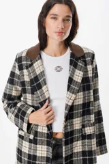 Blazer de corte recto con estampado de cuadros en tonos negro, beige y verde. Presenta cuello de solapa en pana marrón, cierre frontal con botones y bolsillos laterales con solapa.