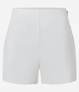Short femenino de tiro alto confeccionado en bengalina, con diseño liso y cierre lateral tipo track. Presenta un corte ajustado y minimalista.