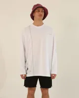 Remera blanca de manga larga con cuello redondo y estampado con dibujos en azul.