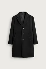 Abrigo negro de corte regular fit, confeccionado con mezcla de lana y cashmere. Presenta cuello con solapas de muesca, mangas largas, bolsillos de vivo en la cadera y cierre frontal con botonadura.