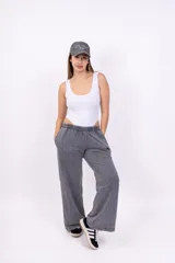 Body azul marino de algodón con corte clásico y escote redondo.