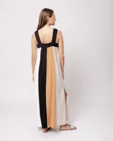 Vestido largo de lino color blanco, gris y amarillo, con breteles anchos, escote recto, elástico en la espalda y tajos laterales.