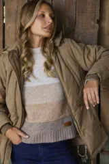 Buzo tejido de punto con diseño de rayas horizontales en tonos beige, marrón y gris, cuello redondo y mangas largas.