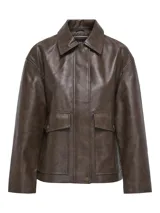 Campera de cuero sintético en color marrón oscuro, con cuello camisero, cierre frontal oculto con botones a presión y bolsillos delanteros con solapa. Presenta un corte holgado y diseño minimalista.