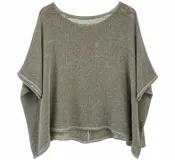 Poncho verde tejido de red, con diseño amplio y mangas murciélago de corte holgado.
