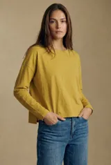 Remera de manga larga con calce oversize, confeccionada en algodón lavado con textura irregular y acabado suave.