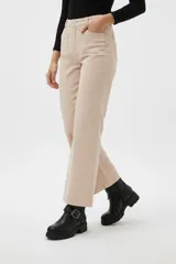 Pantalón de algodón color beige, de calce alto, con bolsillos frontales tipo parche y corte flare.