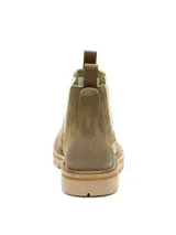 Botas Chelsea Caterpillar modelo Grader, confeccionadas en gamuza color beige, con paneles elásticos laterales en color verde claro y suela de goma tractorada.