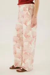 Pantalón de vestir de corte recto con estampado de abanicos color terracota sobre fondo blanco.