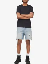 Remera de algodón lisa color negro, de manga corta, con cuello redondo y discreto monograma bordado de la marca Calvin Klein en el pecho.