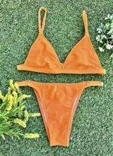 Conjunto de bikini naranja, con corpiño triangular fijo y bombacha vedetina regulable.