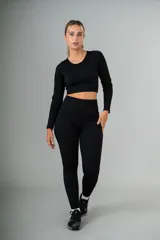 Calza deportiva negra de tiro alto con frunce en la parte trasera.