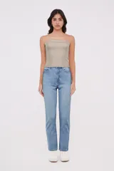 Top strapless color beige, corte cropped y ajustado al cuerpo.